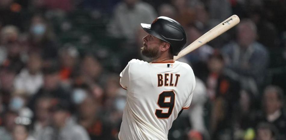 El jugador de los Gigantes de San Francisco Brandon Belt pega un jonrón de dos carreras contra los Padres de San Diego en el cuarto inning.