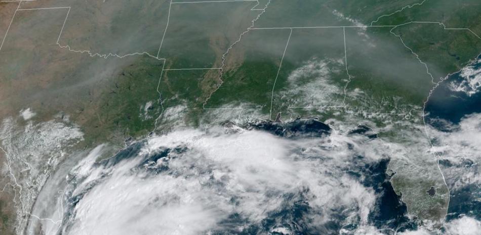 Esta imagen satelital de la Oficina Nacional de Administración Oceánica y Atmosférica de Estados Unidos (NOAA por sus siglas en inglés) muestra a la tormenta torpical Nicholas en el golfo de México, el domingo 12 de septiembre de 2021. (NOAA vía AP)