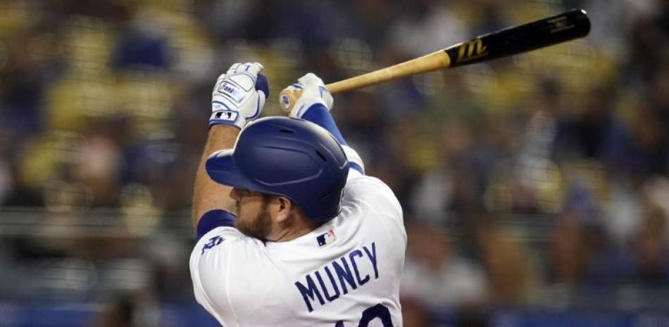 El jugador de los Dodgers de Los Ángeles Max Muncy tras pegar un doble en el primer inning de su juego de béisbol contra los Diamondbacks de Arizona.