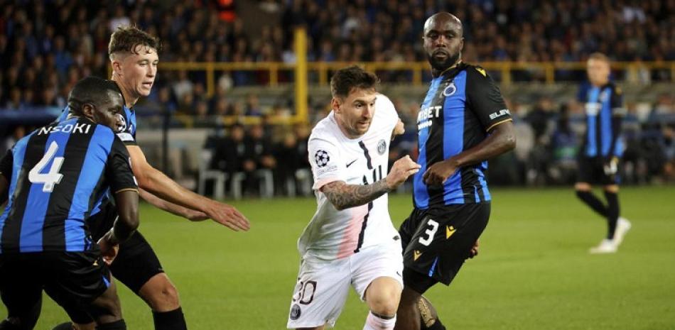 El argentino Lionel Messi, del París Saint Germain, controla el balón en un encuentro de la Liga de Campeones ante el Brujas.