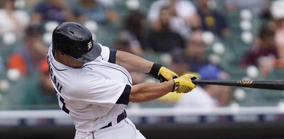 Dustin Garneau, de los Tigres de Detroit, conecta un jonrón ante los Cerveceros de Milwaukee.