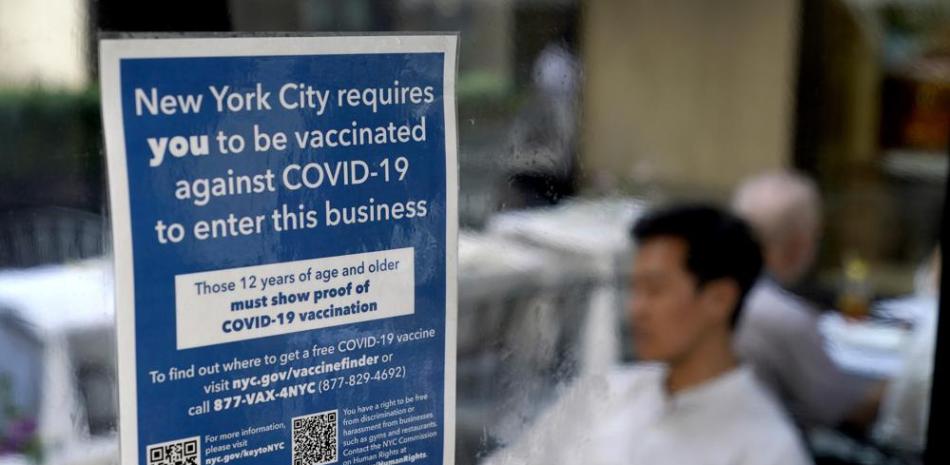 restaurante que solicita a los comensales estar vacunados contra el COVID-19 para recibir el servicio, en Manhattan, Nueva York, el 13 de septiembre de 2021. (AP Foto/Seth Wenig)