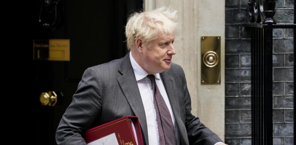 El primer ministro de Gran Bretaña, Boris Johnson, parte del número 10 de Downing Street en Londres, el miércoles 15 de septiembre de 2021. (AP Foto/Alberto Pezzali)(ASSOCIATED PRESS)