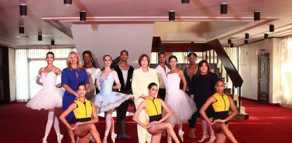 Mónika Despradel junto a la ministra de Cultura, Carmen Heredia, y bailarines que participarán de la gala "Noche azul".