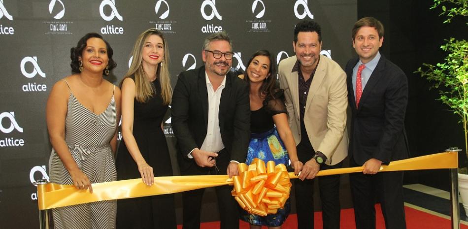Corte de la cinta: Zumaya Cordero, Marianna Vargas, Frank Perozo, Maite Hernández, Amauris Pérez y Gregory Quinn.