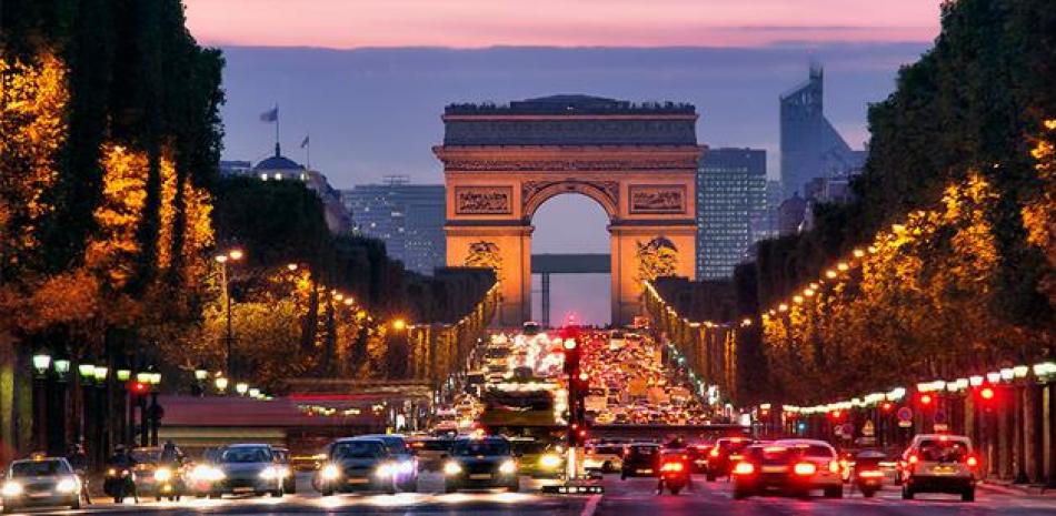 Arco del triunfo en Paris, Francia (Fuente externa)