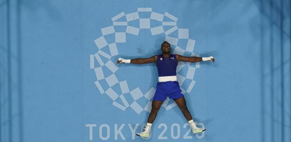 El boxeador cubano Julio César La Cruz reacciona tras derrotar al ruso Muslim Gadzhimagomedov en los Juegos Olímpicos de Tokio 2020.