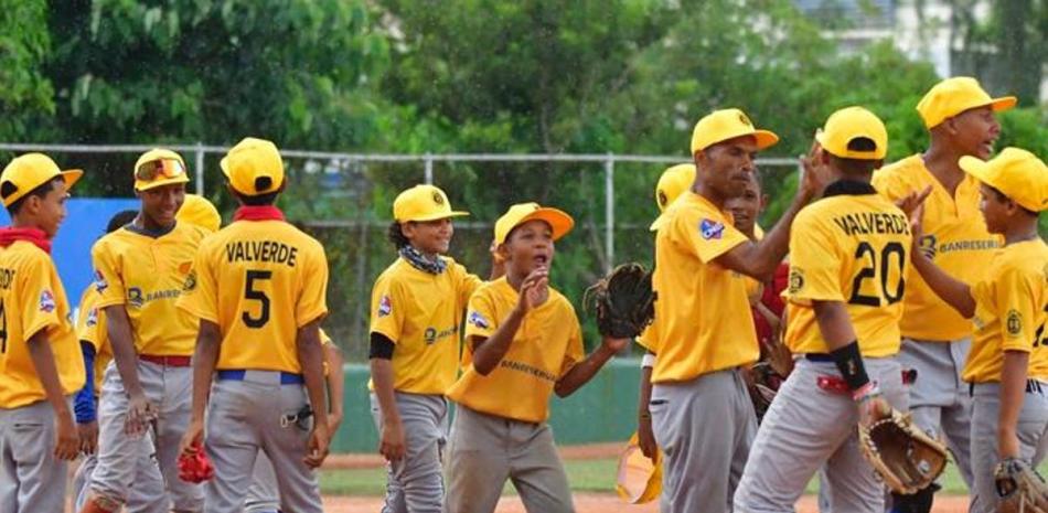 Varios de los niños de Mao Valverde festejan en el centro del diamante su avance hasta la final nacional de Béisbol U12.