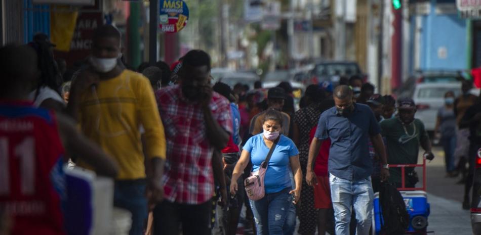 Migrantes haitianos y centroamericanos esperan a que se abran los bancos de remesas para retirar el dinero enviado por sus familiares en Tapachula, estado de Chiapas, México. Foto AFP