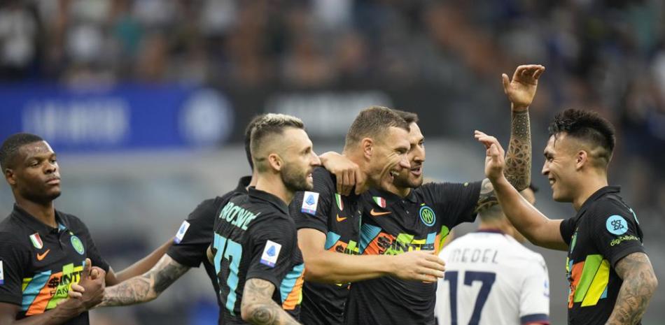 Edin Dzeko (centro) celebra con sus compañeros del Inter de Milán luego de anotar el quinto gol del equipo durante un partido de la Serie A italiana contra el Bolonia, en Milán,.