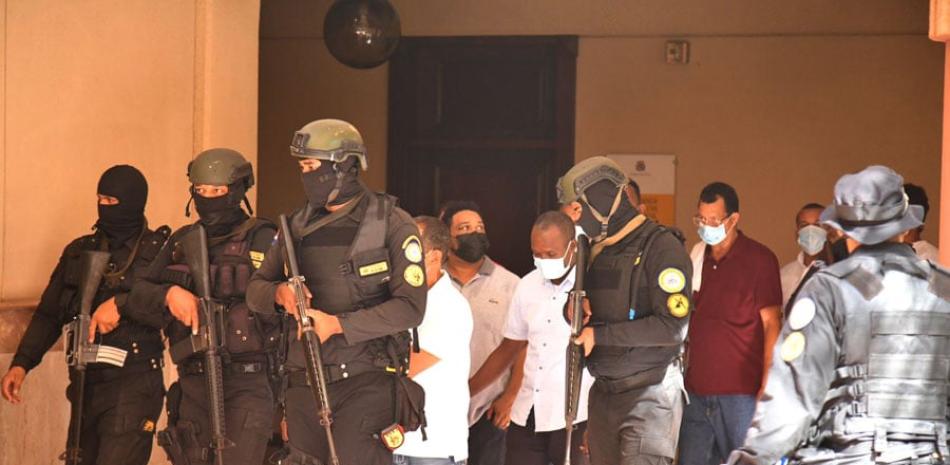 Los acusados en el caso Falcón fueron trasladados ayer a un tribunal de Santiago. RAÚL ASENCIO/LD
