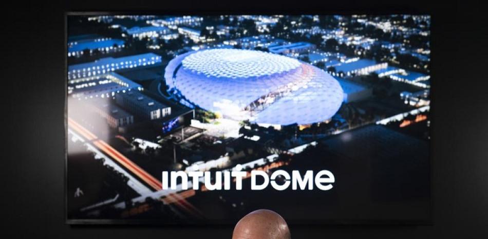 Con una representación del Intuit Dome, la futura casa de los Clippers a sus espaldas, el dueño de los Clippers, Steve Ballmer, conversa con un reportero.