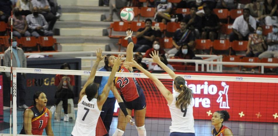 Gaila González, de República Dominicana, ataca a la defensa de los Estados Unidos en el partido de este viernes en el Palacio del Voleibol.