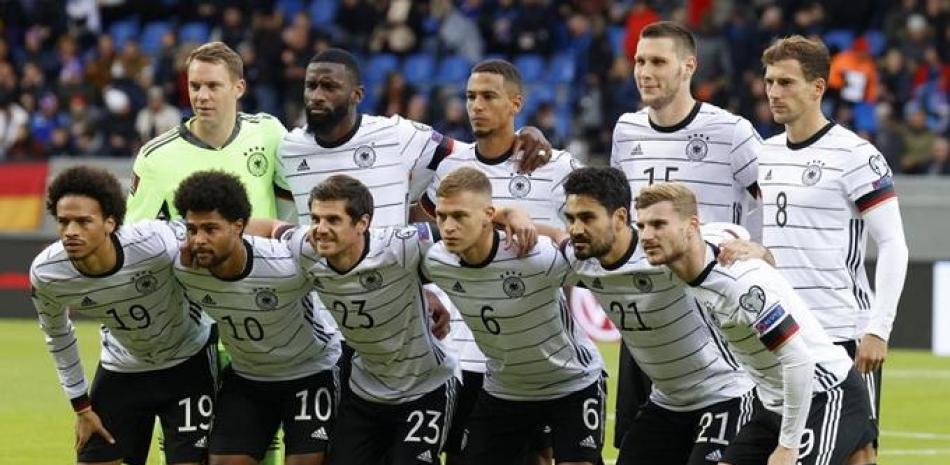 Jugadores de la selección de Alemania posan para las cámaras antes del duelo ante Islandia en las eliminatorias europeas para la Copa del Mundo 2022, en Reykjavik.