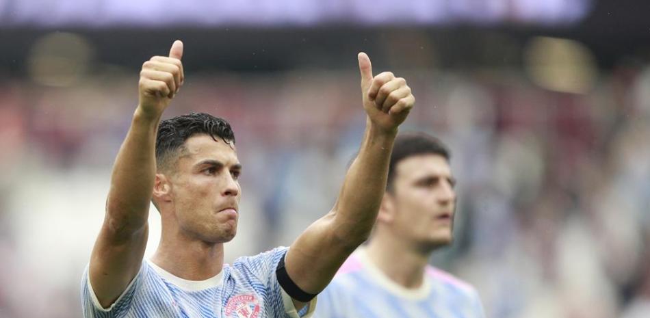 Cristiano corresponde con un saludo la ovación de la concurrencia luego de marcar su seguno gol del encuentro.