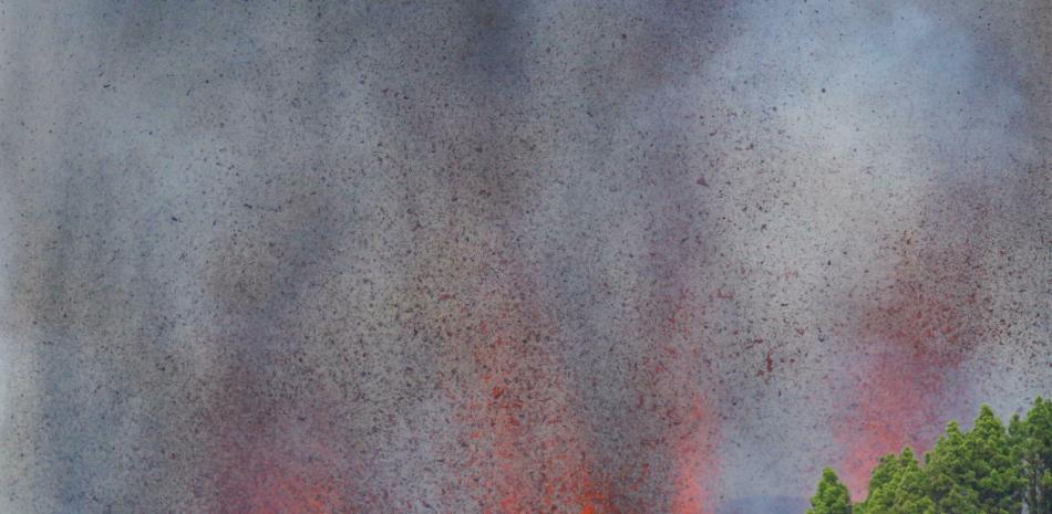 Lava y humo se elevan por la erupción de un volcán en el Parque Nacional Cumbre Vieja en El Paso, Isla de La Palma, Islas Canarias, el 19 de septiembre de 2021. © Borja Suarez / Reuters