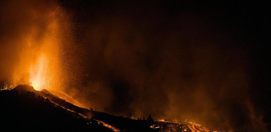 Lava saliendo de un volcán en la isla de Palma, en las Islas Canarias, España | Foto AP