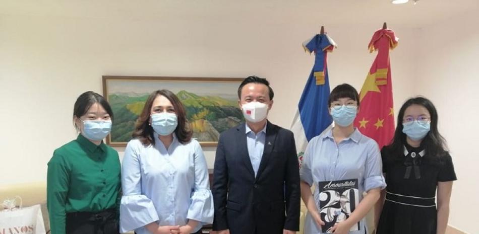 El embajador de China Zhang Run junto a la presidenta de Acroarte y parte de la delegación de la embajada en el país.