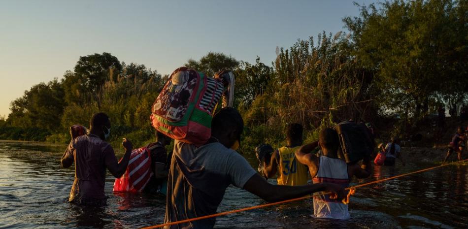Migrantes haitianos continúan cruzando la frontera entre Estados Unidos y México en el Río Grande, visto desde Ciudad Acuña, estado de Coahuila, México, el 20 de septiembre de 2021. Foto: Paul Ratje/AFP.