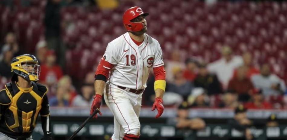 El jugador de los Rojos de Cincinnati Joey Votto (con el 19) mira su jonrón solitario en el quinto inning de su juego de béisbol contra los Piratas de Pittsburgh, en Cincinnati.