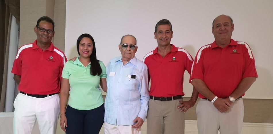 Comité de organización del torneo Punta Blanca junto al homenajeado, Don José de Soto. Desde la izquierda, Tomás Mercedes, Angelina Taveras, Don José, Teddy García, y Antonio Ramis.