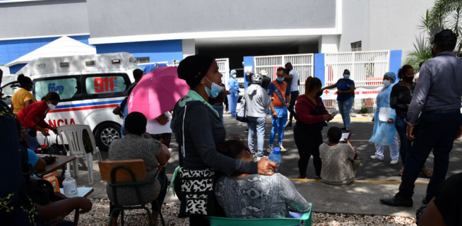 Ciudadanos aglomerados en un área frente a la Unidad Covid del Hospital Francisco Moscoso Puello, esperan turno para vacunarse tras conocerse, en días recientes, advertencias de un rebrote de la enfermedad. /LISTÍN DIARIO