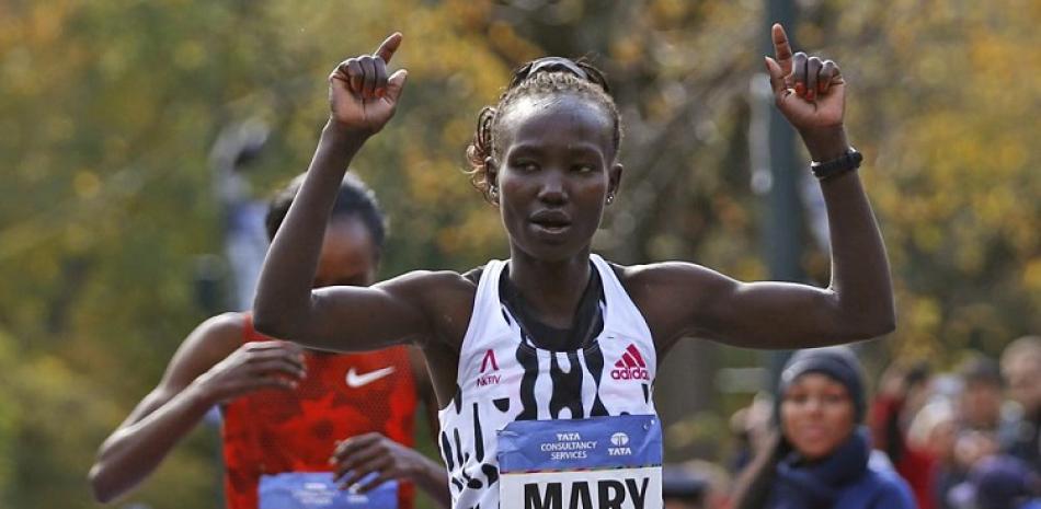 Mary Keitany alza los brazos tras ganar el Maratón de Nueva York el 2 de noviembre del 2014. Fue el primero de cuatro maratones neoyorquinos que conquistó.