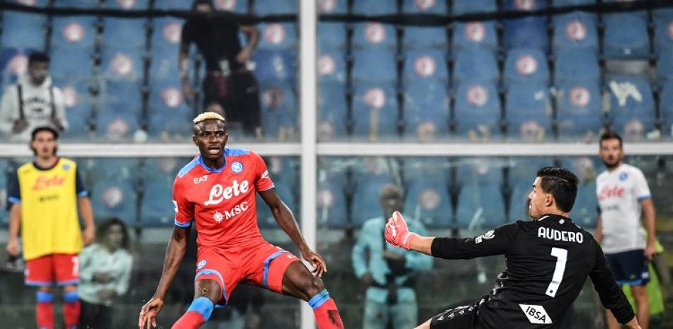 Victor Osimhen, a la izquierda, del Napoli intenta anotar ante el portero del Sampdoria Emil Audero en el partido de la Serie A del fútbol italiano.