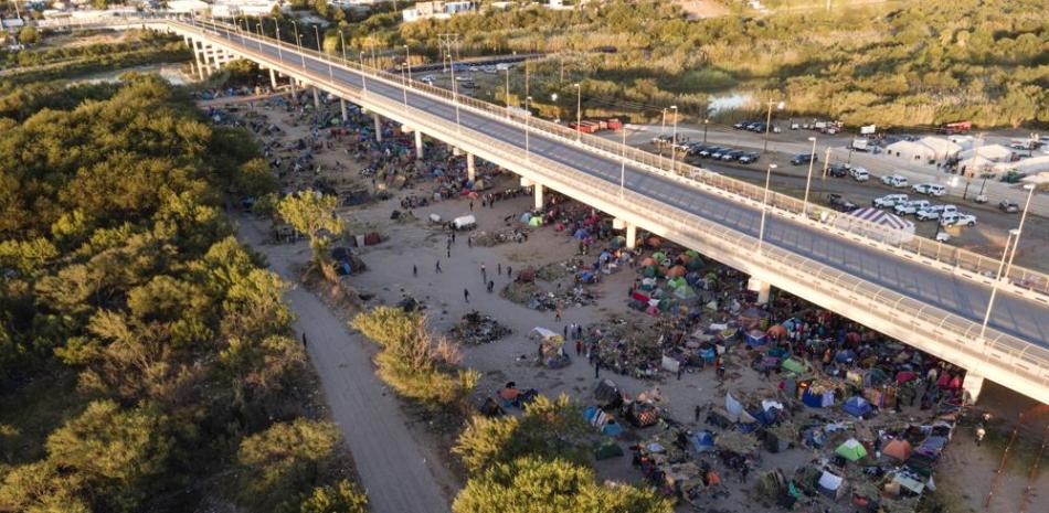 Migrantes, muchos de ellos haitianos, están acampados bajo el puente internacional Del Rio cerca del río Bravo, jueves 23 de setiembre de 2021, en Del Rio, Texas, EEUU. (AP Foto/Julio Cortez)