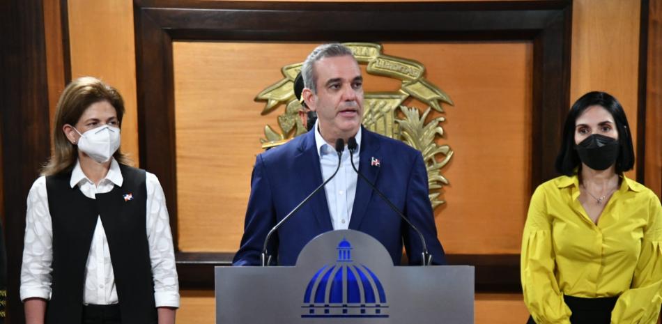 El presidente Luis Abinader con su esposa, Raquel Arbaje a la derecha y la vicepresidenta del país, Raquel Peña a su izquierda en la puerta de acceso al Salón de Embajadores del Aeropuerto Las Américas. GLAUCO MOQUETE/LD