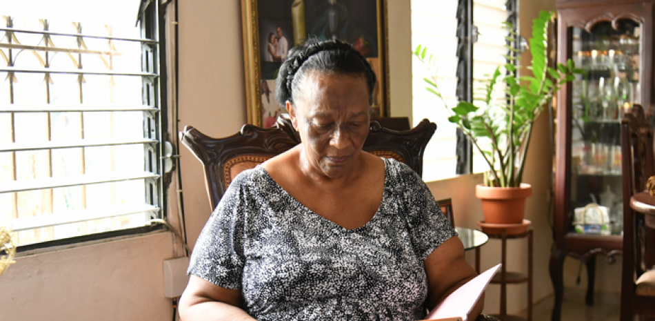 La profesora Patria Pelagia Méndez, ya jubilada y en la tranquilidad de su hogar en el sector La Altagracia de Herrera, Santo Domingo Oeste. RAÚL ASENCIO/LISTÍN DIARIO