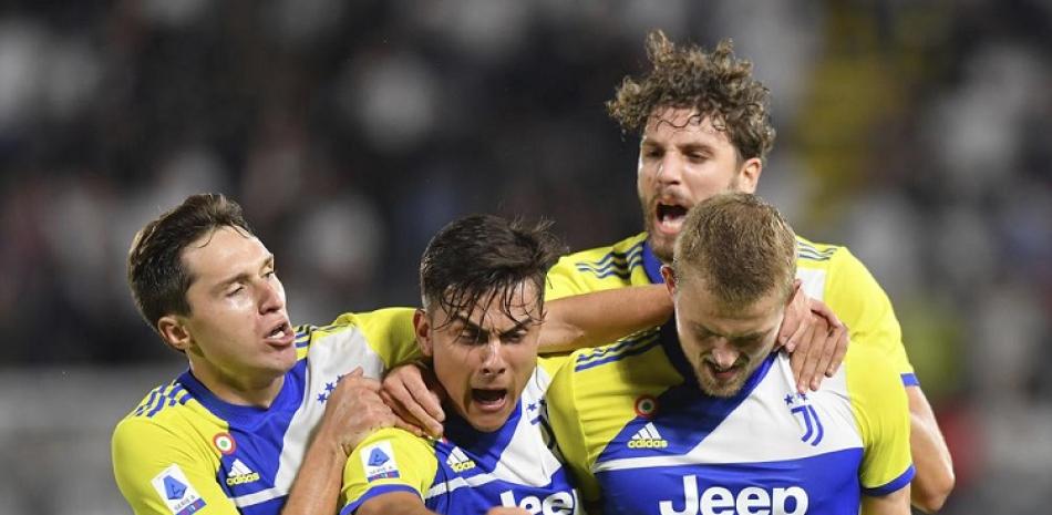 Federico Chiesa, Paulo Dybala, Manuel Locatelli (atrás) y Matthijs de Ligt festejan el gol de este último que dio a Juventus una victoria 3-2 sobre Spezia.