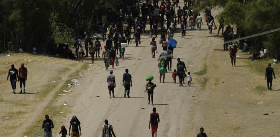 Migrantes haitianos caminan por un camino de tierra después de ingresar a Estados Unidos desde México, el viernes 17 de septiembre de 2021, en Del Rio, Texas. (ASSOCIATED PRESS)