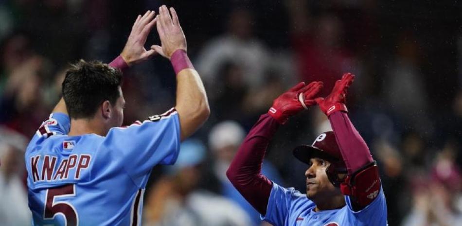 Ronald Torreyes (derecha) y Andrew Knapp, de los Filis de Filadelfia, festejan después de que el primero bateó un jonrón de tres carreras ante los Piratas de Pittsburgh.