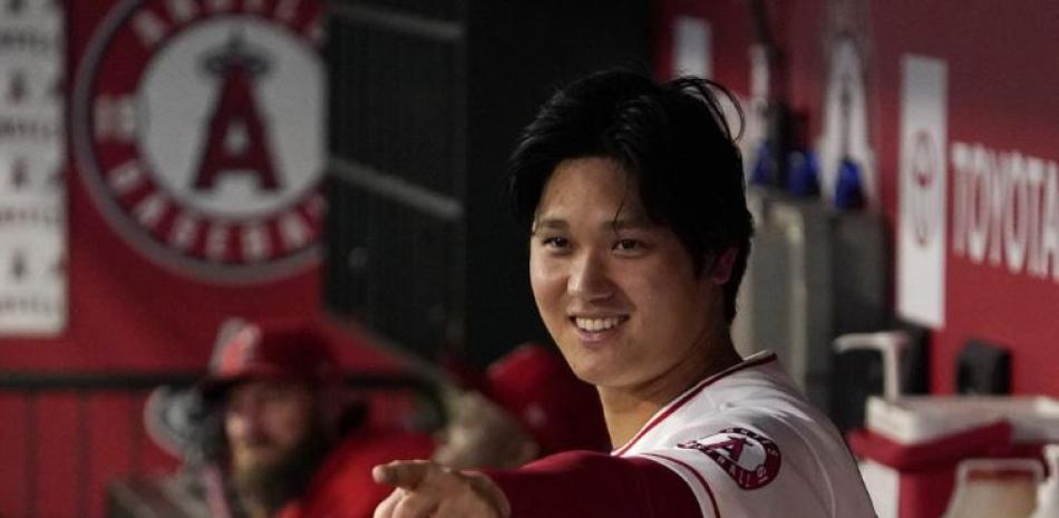 Shohei Ohtani, de los Angelinos, gesticula en la banca durante el primer inning del juego de la MLB que enfrentó a su equipo con los Astros de Houston.