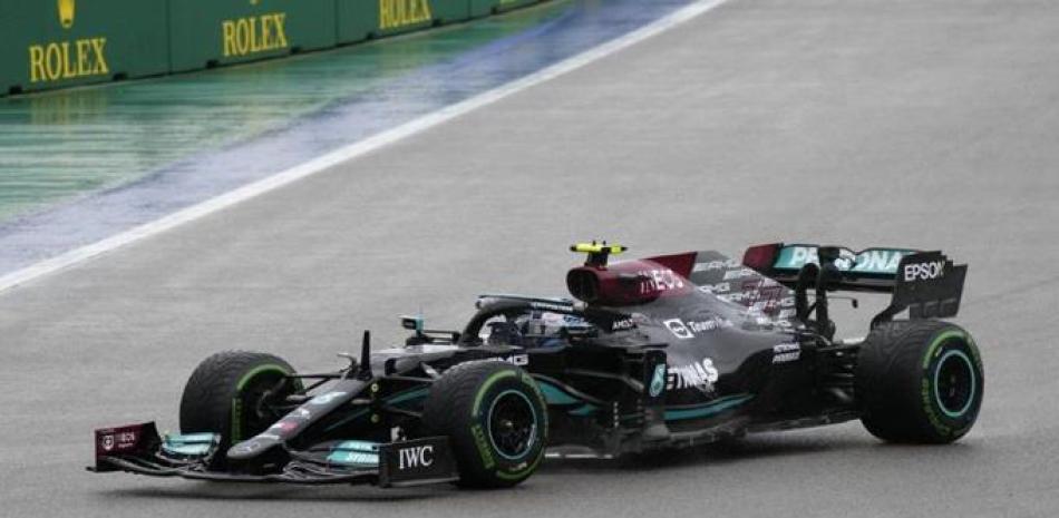 Lewis Hamilton maniobra su Mercedes en la clasificación para el Gran Premio de Rusia de Fórmula Uno en el circuito Sochi Autodrom de Sochi, Rusia.