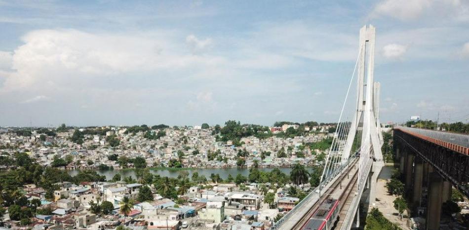 El Metro de Santo Domingo ha impatando positivamente en los residentes de los tres municipios que bordean el Distrito Nacional. VÍCTOR RAMÍREZ/LD