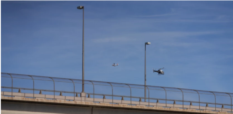 Fotografía de archivo de un helicóptero del Departamento de Seguridad Pública de Texas patrulla sobre el cerrado Puente Fronterizo Internacional Acuña-Del Río en los EE. UU.. EFE/EPA/Allison Dinner