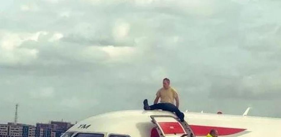 James Brown sobre el techo de un avión de British Airways. Foto: Noticias Caracol.
