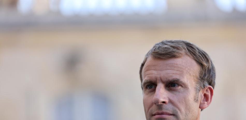 El presidente francés, Emmanuel Macron, observa después de un almuerzo de trabajo con el primer ministro libanés en el Palacio del Elíseo, en París, el 24 de septiembre de 2021. Thomas COEX / AFP