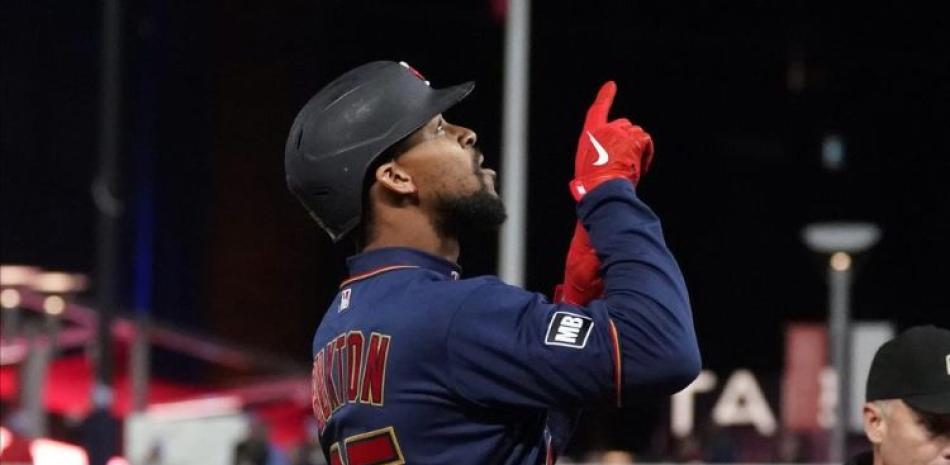 Byron Buxton, de los Mellizos de Minnesota, festeja luego de sacudir un jonrón de tres carreras ante los Azulejos de Toronto.