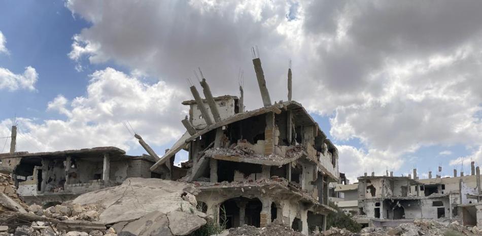Esta imagen del 12 de septiembre del 2021 muestra edificios dañados por fuerzas del gobierno de Siria en un choque con combatientes rebeldes en la ciudad sureña de Daraa. La comisionada de derechos humanos de la ONU dijo el 24 de septiembre que su oficina ha documentado las muertes de 350.209 personas _civiles y combatientes_ en la guerra civil de Siria en la última década, aunque admitió que la cifra real es seguramente mucho más elevada. (AP Foto)