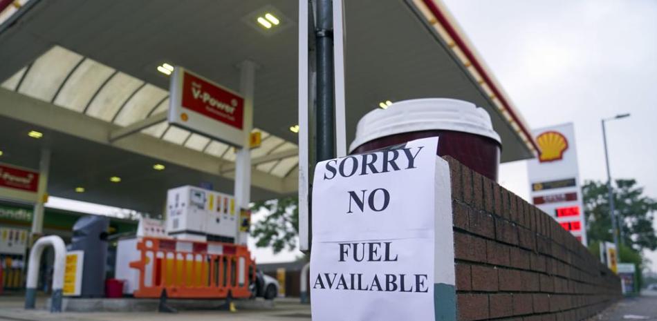 Una vista de un letrero en una gasolinera, en Bracknell, Inglaterra, el domingo 26 de septiembre de 2021. En un cambio de sentido, Gran Bretaña dice que emitirá miles de visas de emergencia a conductores de camiones extranjeros para ayudar a solucionar los problemas de la cadena de suministro que han causado estantes de supermercados vacíos, largas colas en gasolineras y surtidores de gasolina cerrados. (Steve Parsons / PA vía AP)