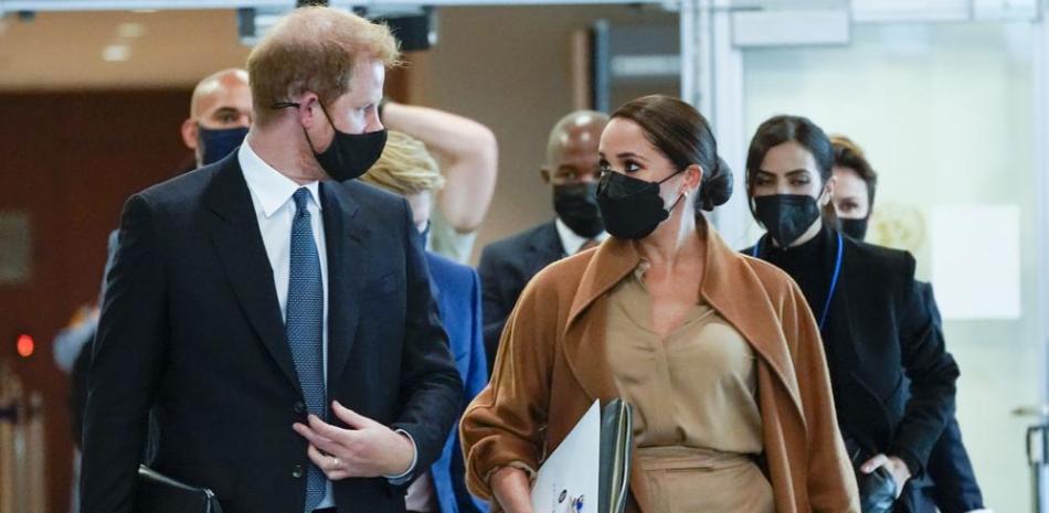El príncipe Harry y Meghan, el duque y la duquesa de Sussex son escoltados cuando abandonan la sede de las Naciones Unidas después de una visita durante la 76a sesión de la Asamblea General de las Naciones Unidas, el sábado 25 de septiembre de 2021 (AP Photo / Mary Altaffer)