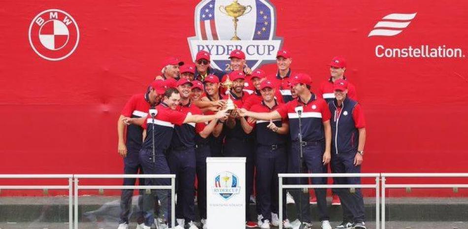 Integrantes de Estados Unidos posan con el trofeo de campeón tras ganar la Copa Ryder de Golf