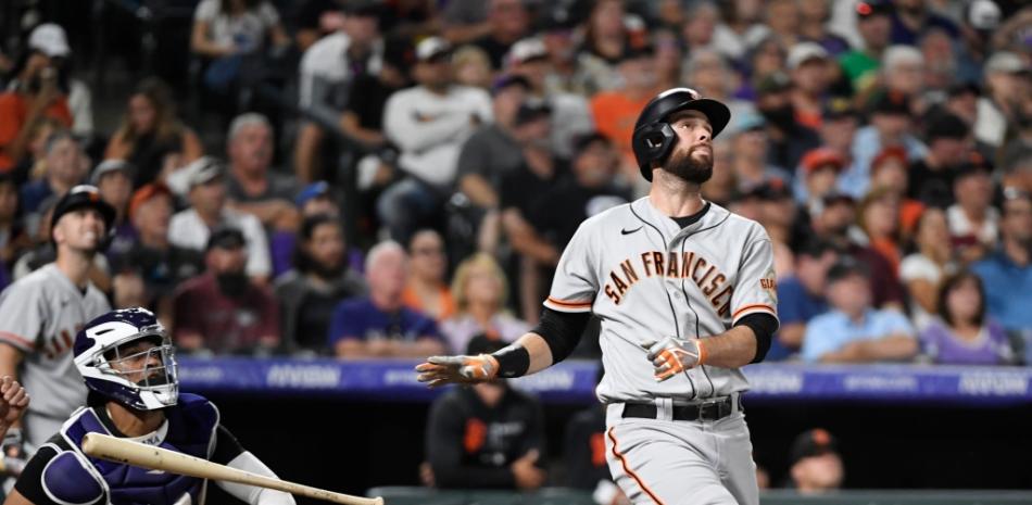 Brandon Belt completa el swing con el que disparó el segundo de sus dos jonrones