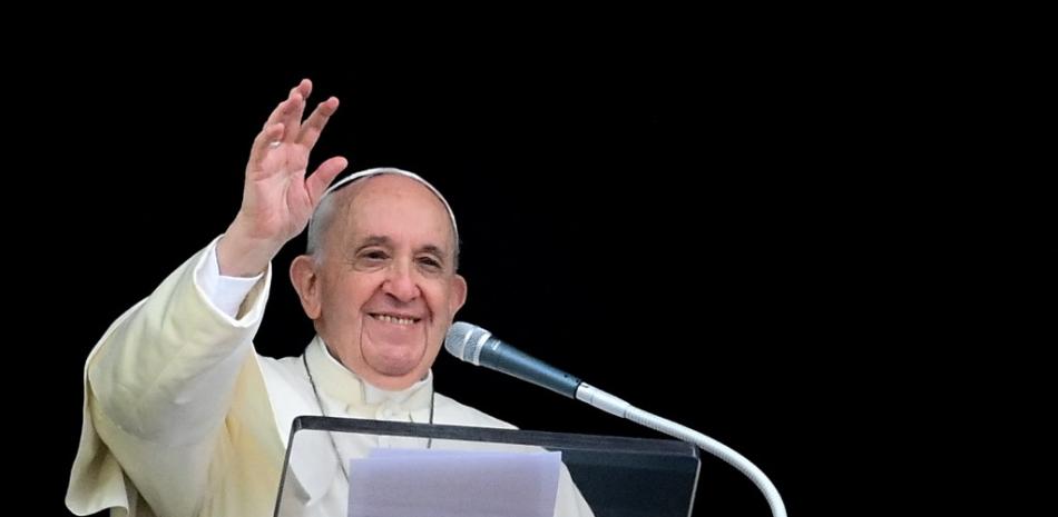 El Papa Francisco saluda mientras pronuncia la oración semanal del Ángelus desde la ventana del palacio apostólico con vista a la Plaza de San Pedro el 26 de septiembre de 2021 en el Vaticano. Foto: Vincenzo Pinto/AFP.