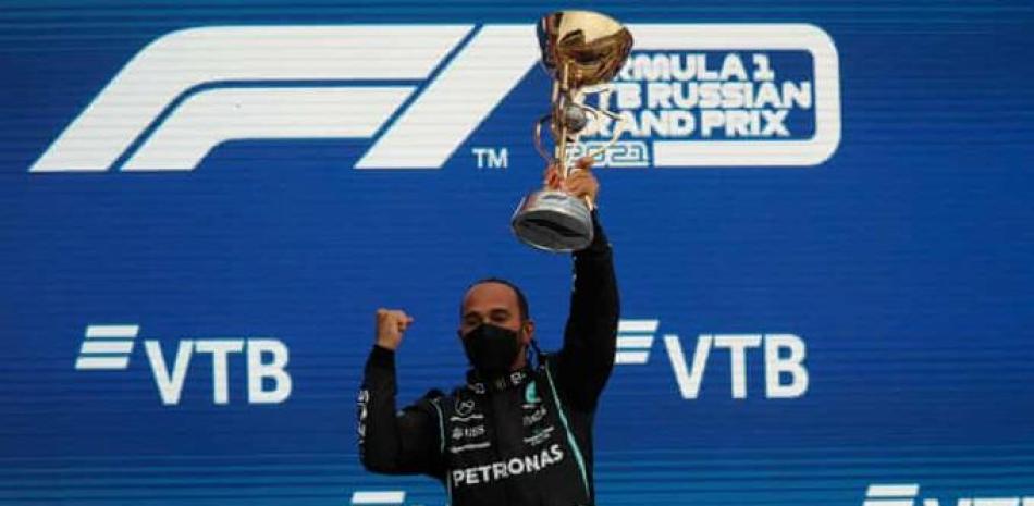 Lewis Hamilton levanta el trofeo con el cual conquistó el Gran Premio de Rusia