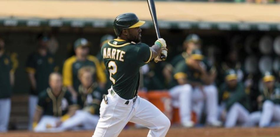 El dominicano Starling Marte, de los Atléticos de Oakland, batea un hit productor que puso fin al juego ante los Astros de Houston.