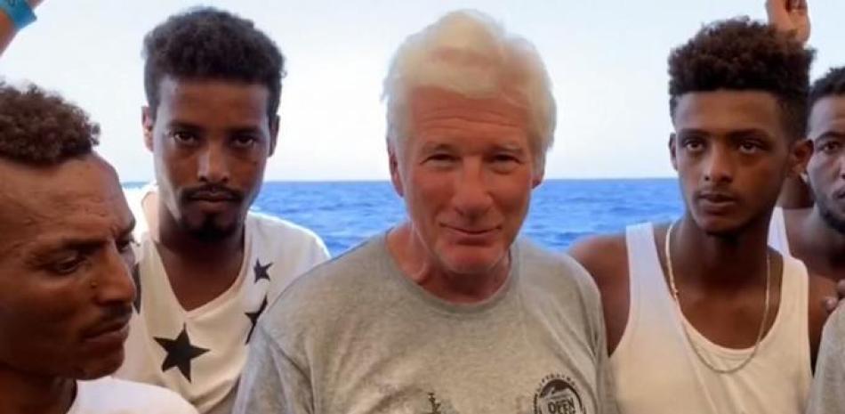 En agosto de 2019, Richard Gere llevó comida, agua y frutas al barco de la ONG española Open Arms, que eséraba entonces que le indiquen un puerto en el que desembarcar a 121 inmigrantes salvados en el Mediterráneo central. (Foto: EFE).